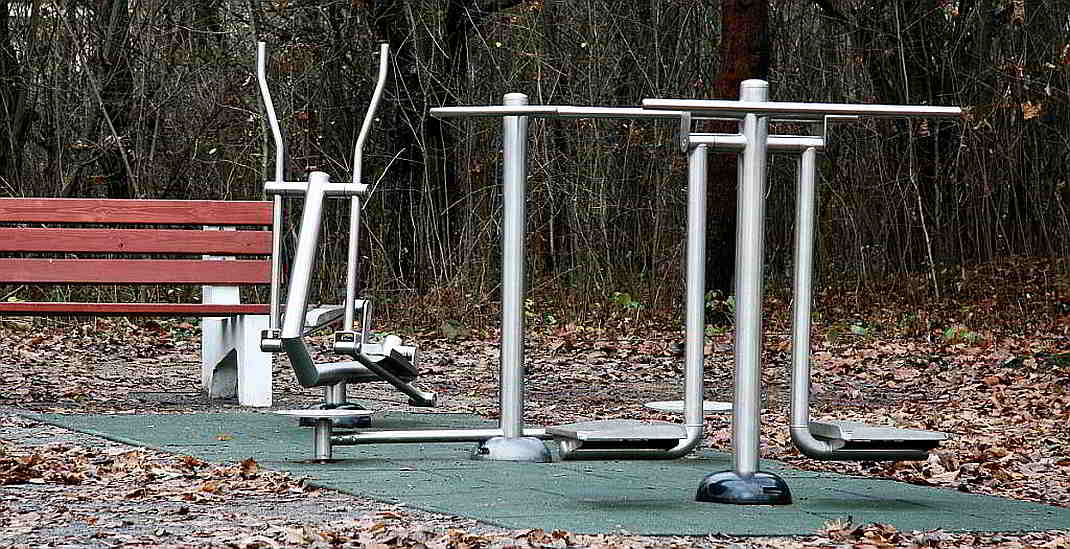 outdoor-fitnesspark-in-der-natur-freisport