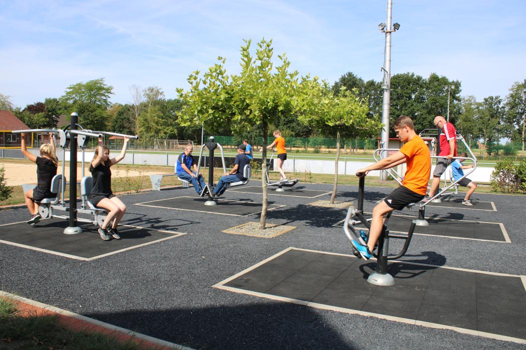 Freisport_Menschen-beim-Outdoor-Fitness-Training